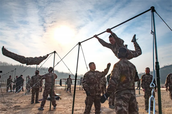 口令：&OpenCurlyDoubleQuote;臨汾旅&rdquo;軍體骨幹！回令：猛狠拼犟！