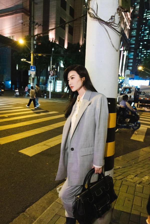 景甜菸灰色西裝造型
