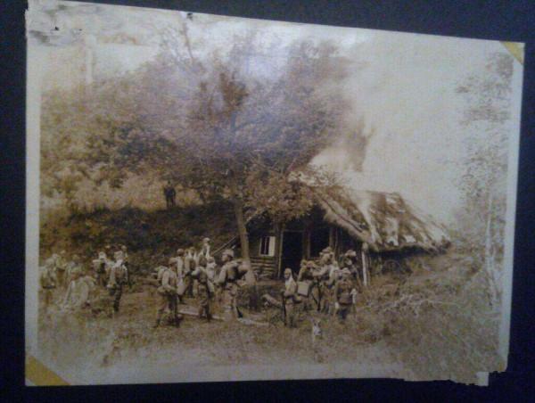 排長勸降日軍傷兵遭偷襲犧牲，團長憤怒下令：放火燒，不要俘虜了