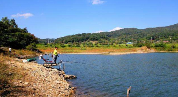 男子釣魚撿到金牌,刻有契丹文竟是遼國文物,拒絕上交打成金鐲子 男子釣魚撿到金牌,刻有契丹文竟是遼國文物,拒絕上交打成金鐲子