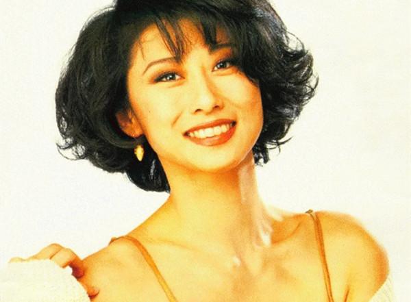 葉倩文與4位港姐聚會，大方展示滿頭白髮，氣質出眾不輸朱玲玲