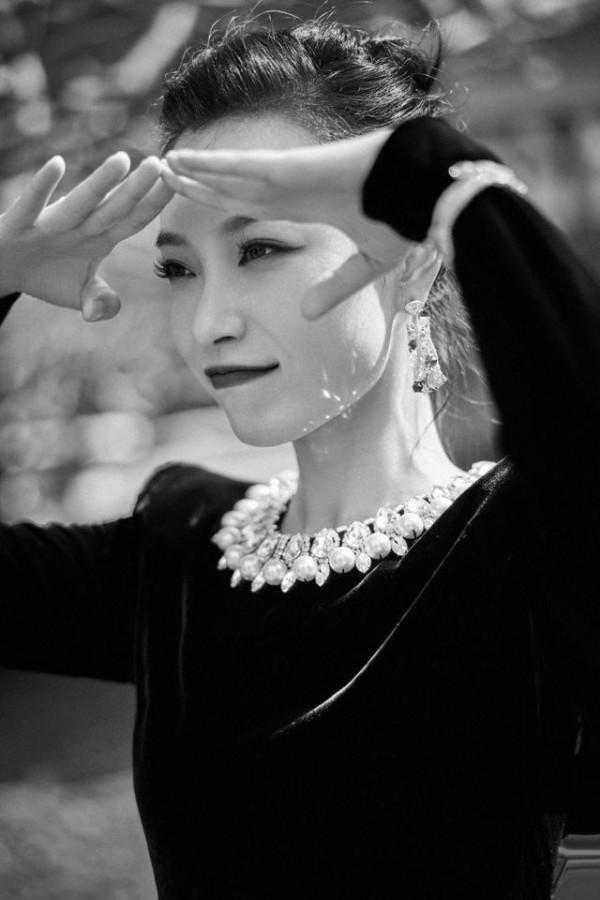 倪妮出席新劇釋出會，別人穿顯老的黑色絲絨裙，她卻穿得優雅貴氣