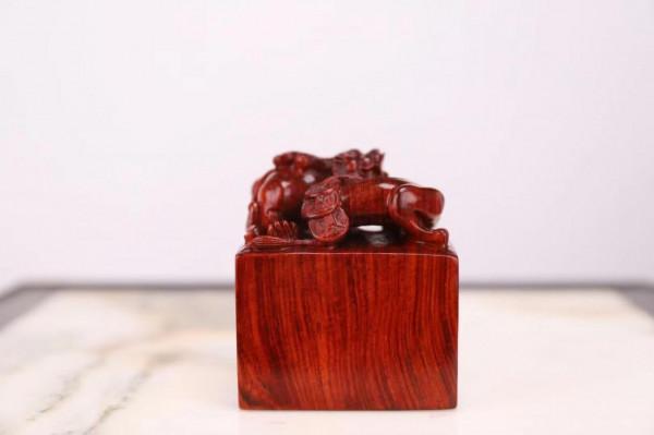 這難道就是翻天印？好漂亮的紫檀印章《盤龍》