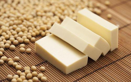 更年期的女人：“三甜”傷臉，易長斑，建議管住嘴，做個精緻女人