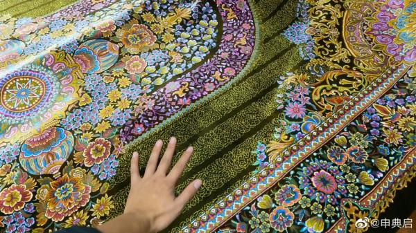 拜訪波斯地毯富商，很難想象普通地毯工的薪水，5年伊朗幣貶值8倍