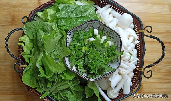 用排骨加上一塊豆腐再放點蘑菇和白菜一起燉成湯,上桌連湯都不剩 用排骨加上一塊豆腐再放點蘑菇和白菜一起燉成湯,上桌連湯都不剩