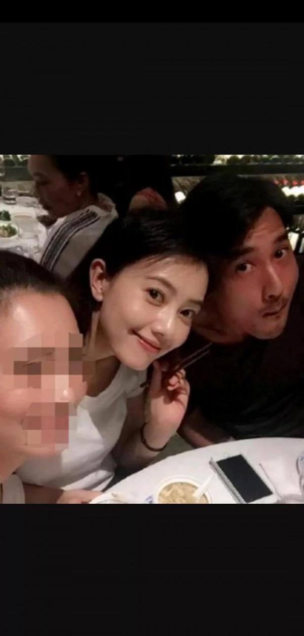 穿紅色連衣裙的高圓圓