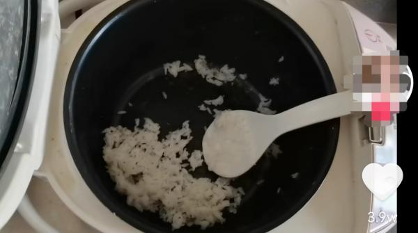 給孩子喂完飯看見這一幕,瞬間不想吃了,“明知道還有人沒吃飯” 給孩子喂完飯看見這一幕,瞬間不想吃了,“明知道還有人沒吃飯”