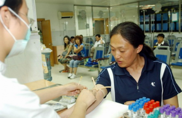 舉重冠軍鄒春蘭退役後如何了？當了一名搓澡工，還嫁給了還俗和尚