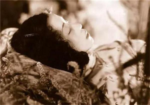 同被唐季珊騙情,阮玲玉自盡30萬人送葬,張織雲當遊娼沿街乞討 同被唐季珊騙情,阮玲玉自盡30萬人送葬,張織雲當遊娼沿街乞討