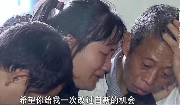 親情:母親去世,連個捧遺像的人都沒有,女兒不願相見,父親大怒 親情:母親去世,連個捧遺像的人都沒有,女兒不願相見,父親大怒