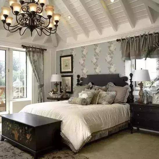 裝修時牆面貼桌布還是刷膠漆好？聽完老師傅的話終於不糾結了