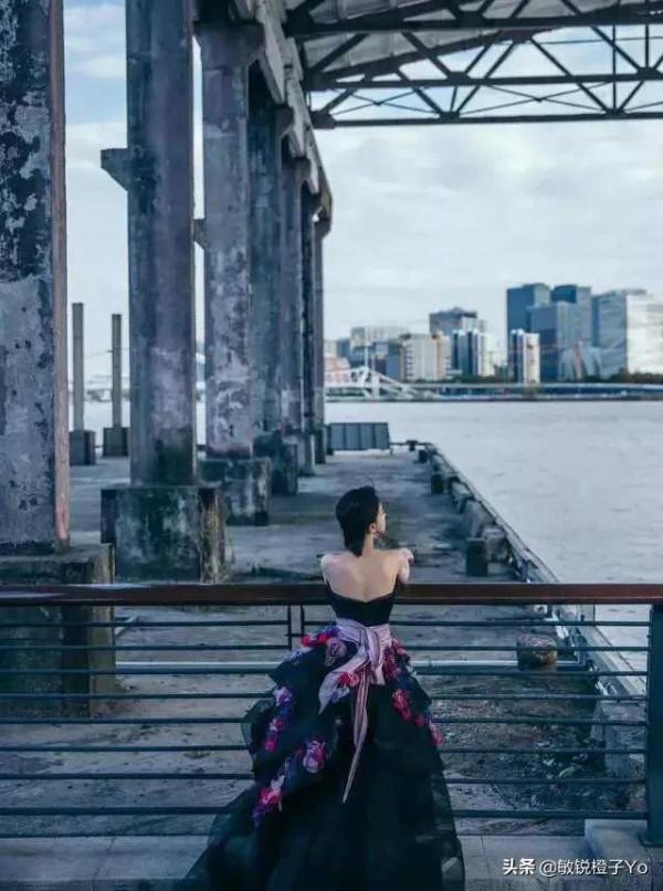 吳謹言野外高畫質圖片，裙子時尚耐看，就是人瘦了點