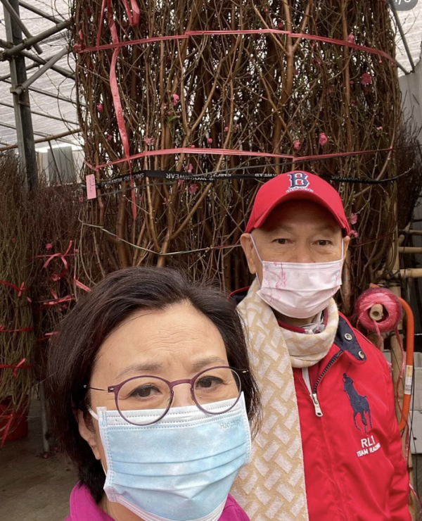 75歲羅家英攜汪明荃買花過年！逛市場盡顯恩愛，雙手插兜好帥氣