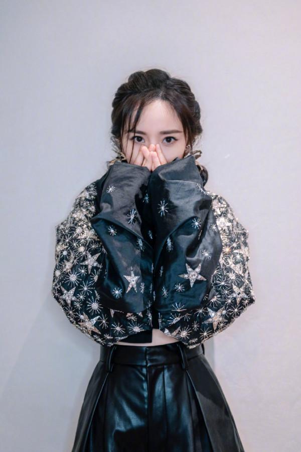 楊冪扎雙麻花辮元氣俏皮 對鏡頭可愛九連拍