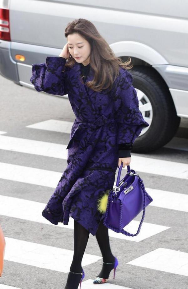 金喜善44歲還敢挑戰薄荷綠，穿長裙配闊腿褲，不俗反而美出國際範