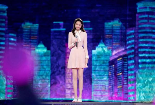 關曉彤跨年晚會造型有多好看