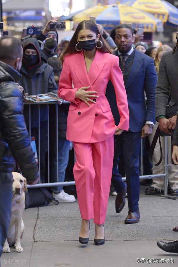 玫紅色西裝怎麼搭配？女星贊達亞選擇黑色高跟鞋，看上去靚麗摩登