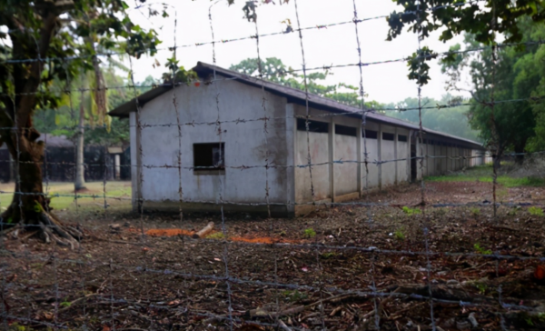 一等功臣作戰犧牲，兩年後再度出現，被村民質疑：被俘虜就是狗熊