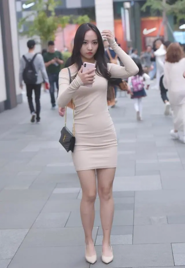 初秋裙子怎麼穿?選擇米色連衣裙,既顯膚色又顯身材 初秋裙子怎麼穿?選擇米色連衣裙,既顯膚色又顯身材
