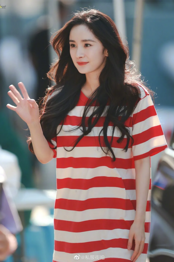 楊冪又帶火了“回力鞋+裙子”！巨美巨顯腿細，絕了