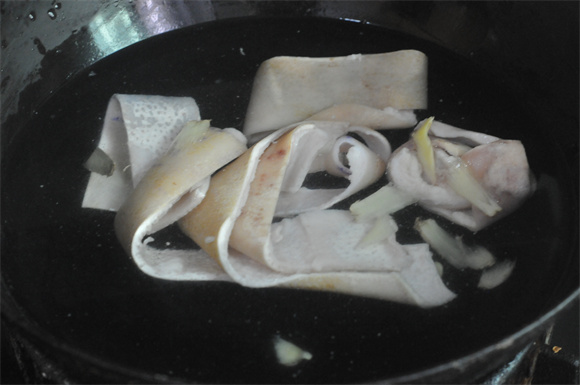 青椒炒肉皮做法