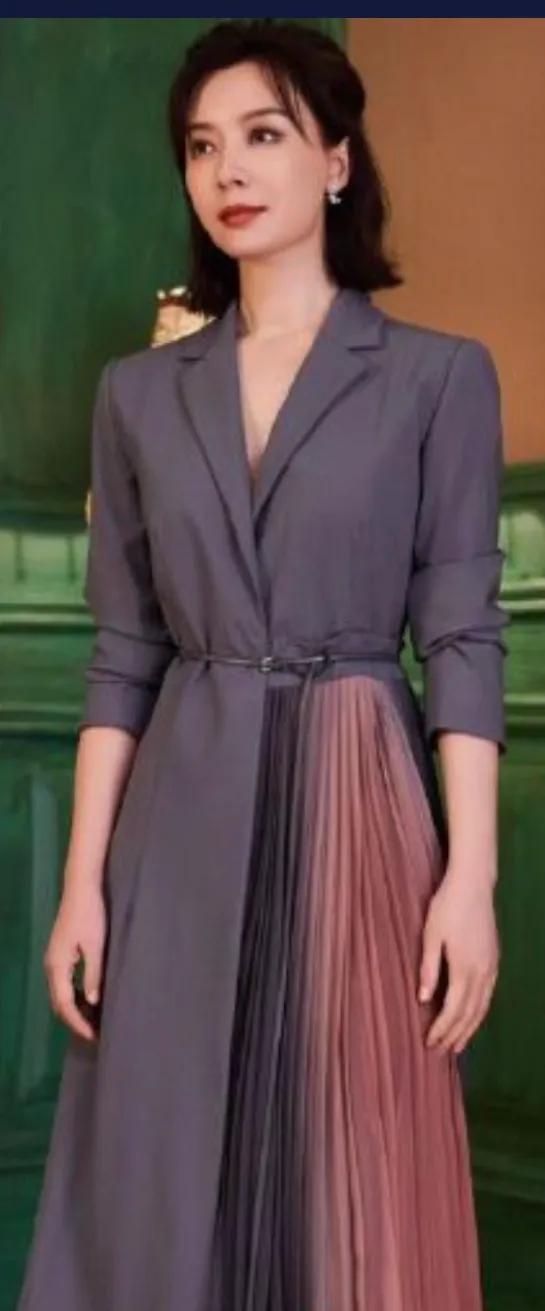 董卿、陳數、詠梅，三位手捧書卷的女人真美