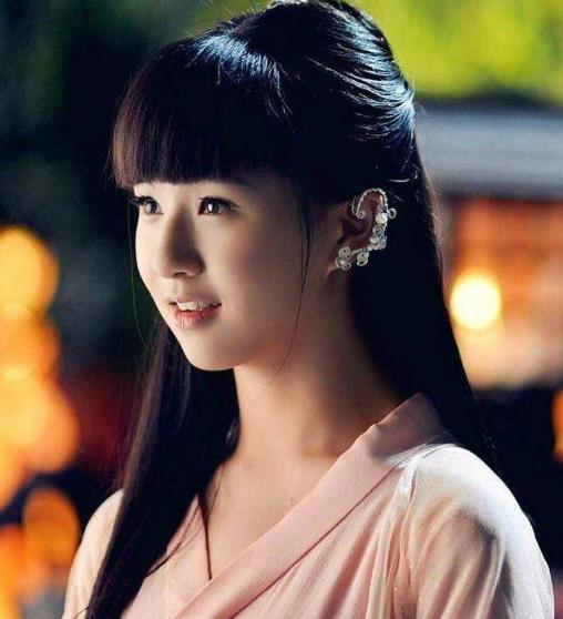 22歲小彩旗現身機場，身材臃腫打扮清奇，叛逆後的她事業毫無進展