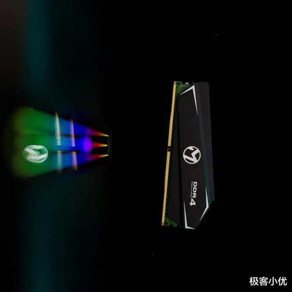 電腦執行“太累”了，試試這款記憶體條