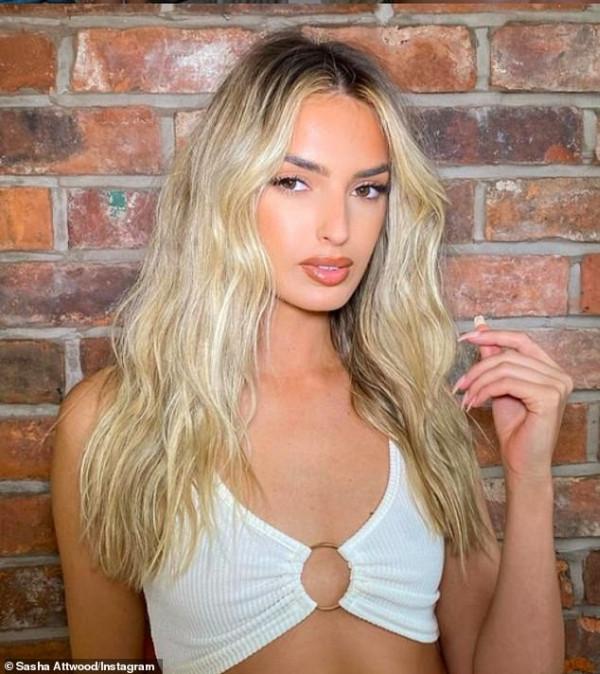 住宅外聚集大批英格蘭球迷,為女友安全擔憂,格拉利什被迫搬家!加盟曼城後,他能重塑當年小貝的輝煌嗎? 住宅外聚集大批英格蘭球迷,為女友安全擔憂,格拉利什被迫搬家!加盟曼城後,他能重塑當年小貝的輝煌嗎?