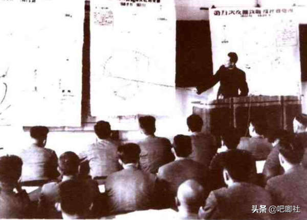 他降職到軍區工作，兩位主官對他分工意見不合，寫信給葉帥想學習