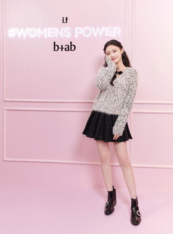 林允不愧是星爺看中的人,穿毛絨上衣+短裙清純依舊,咋看咋驚豔 林允不愧是星爺看中的人,穿毛絨上衣+短裙清純依舊,咋看咋驚豔