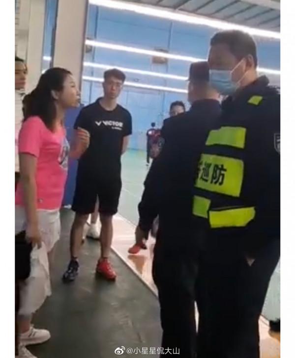 打羽毛球被偷後場,女子報警!國羽奧運冠軍躺槍:發3個字回應 打羽毛球被偷後場,女子報警!國羽奧運冠軍躺槍:發3個字回應