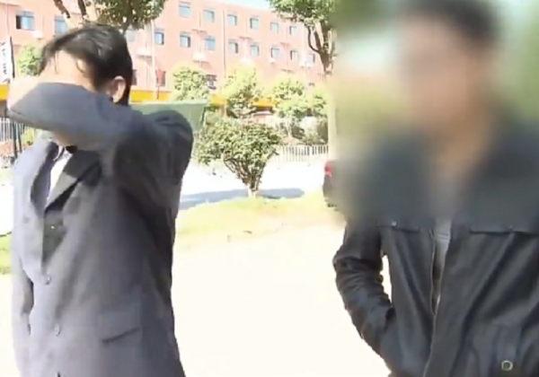 妻子在工地搬磚養活一家人，男人離家10年不管不顧，現又老又病希望得到家人照顧