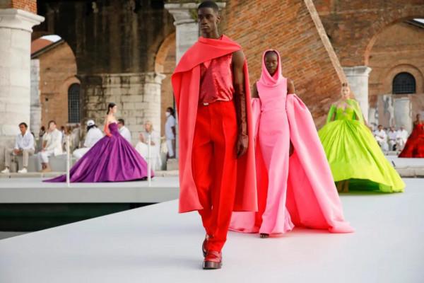 ​是我瘋了還是關曉彤真的變時髦了？