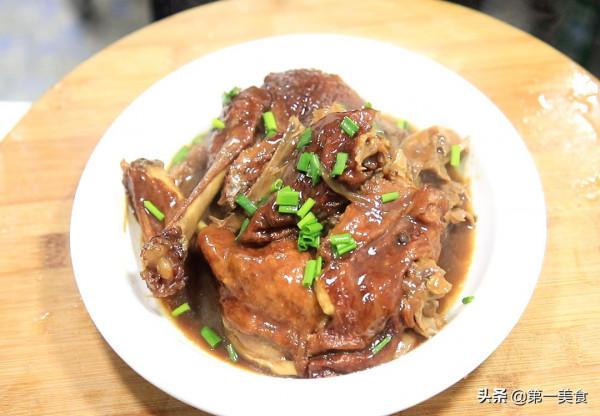 滷燒鴨，鴨肉入味難？廚師長教你一招，肉質紅潤不柴，入味到骨