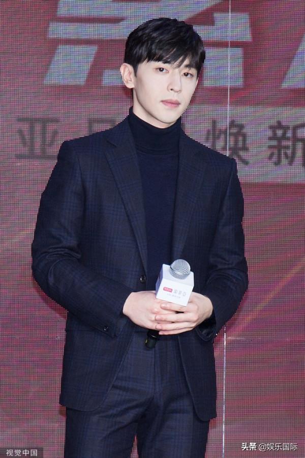 鄧倫穿黑色修身西裝帥氣十足 面板雪白