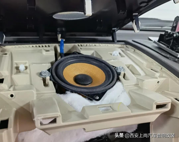 越野硬漢搭配HIFI立體環繞聲讓人意猶未盡，酷路澤升級德國RS音響