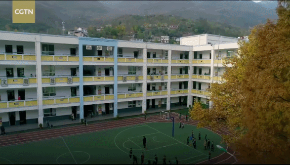 “中國最溫情火車”，1塊錢票價：有人賣菜吆喝，有人畫畫讀書…