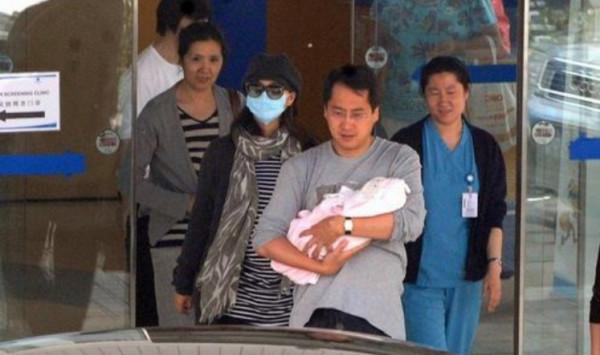 “萬人迷”陳好近況曝光，戴眼鏡素顏露面，退圈後當起中戲老師