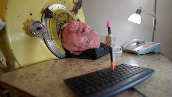 為了活命，男人在鐵桶中一躺就是70年，一生從未離開過鐵桶