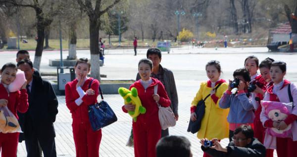 朝鮮姑娘到中國旅遊,覺得物價有點高 朝鮮姑娘到中國旅遊,覺得物價有點高
