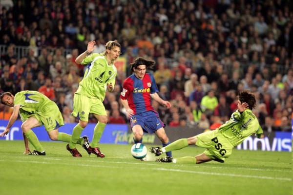 光從技術含量來說，馬拉多納和梅西的連過五人哪個技術含量更高？