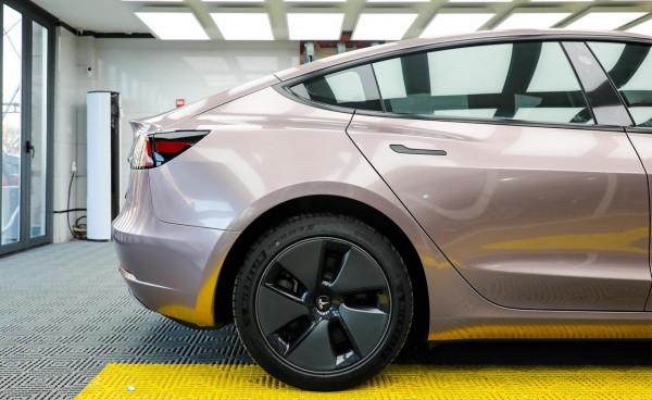 車身改色｜特斯拉Model3，總逃不過一款冰莓粉