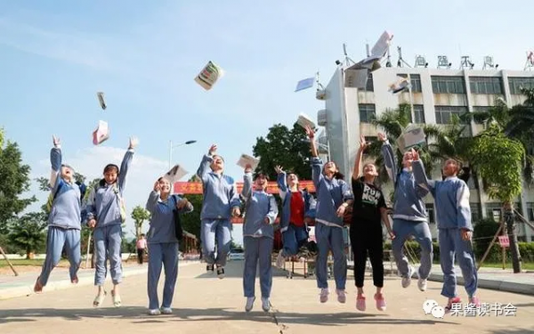 父親給兒子設宴擺酒慶祝考上985，卻慘遭親友的嘲笑：還不如重讀