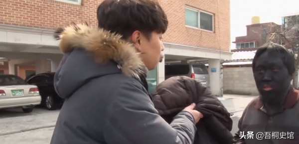 韓國大叔每天用鞋油抹臉，陪伴妹妹街頭流浪10年，只因親情的力量