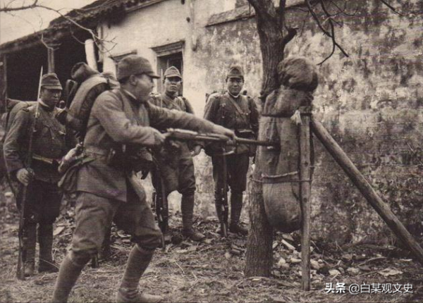 一個20多歲的小夥子，因為腹瀉請了一天假，結果被日軍活活地烙死