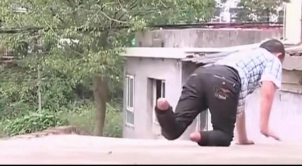 他因一次打架精神失常，離家時四肢健全，回家時雙腳已被卸下