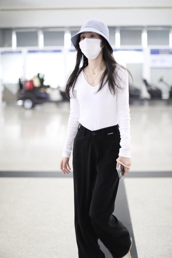 張碧晨的身材真不賴，針織衫配老爹褲，褲腰寬鬆哪像生過娃