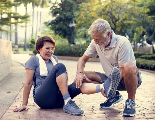 “人老腿先衰”，腿部若有5種表現，健康或存在隱患，需及時調節